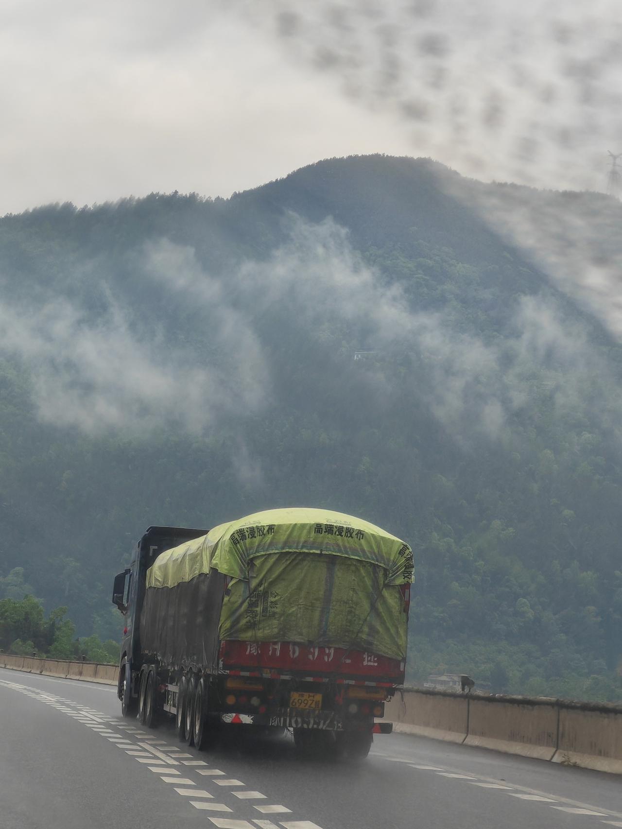 一路马不停蹄，来到了美丽的大成都，一路上一会下雨，一会出太阳，天气也说不好是晴天
