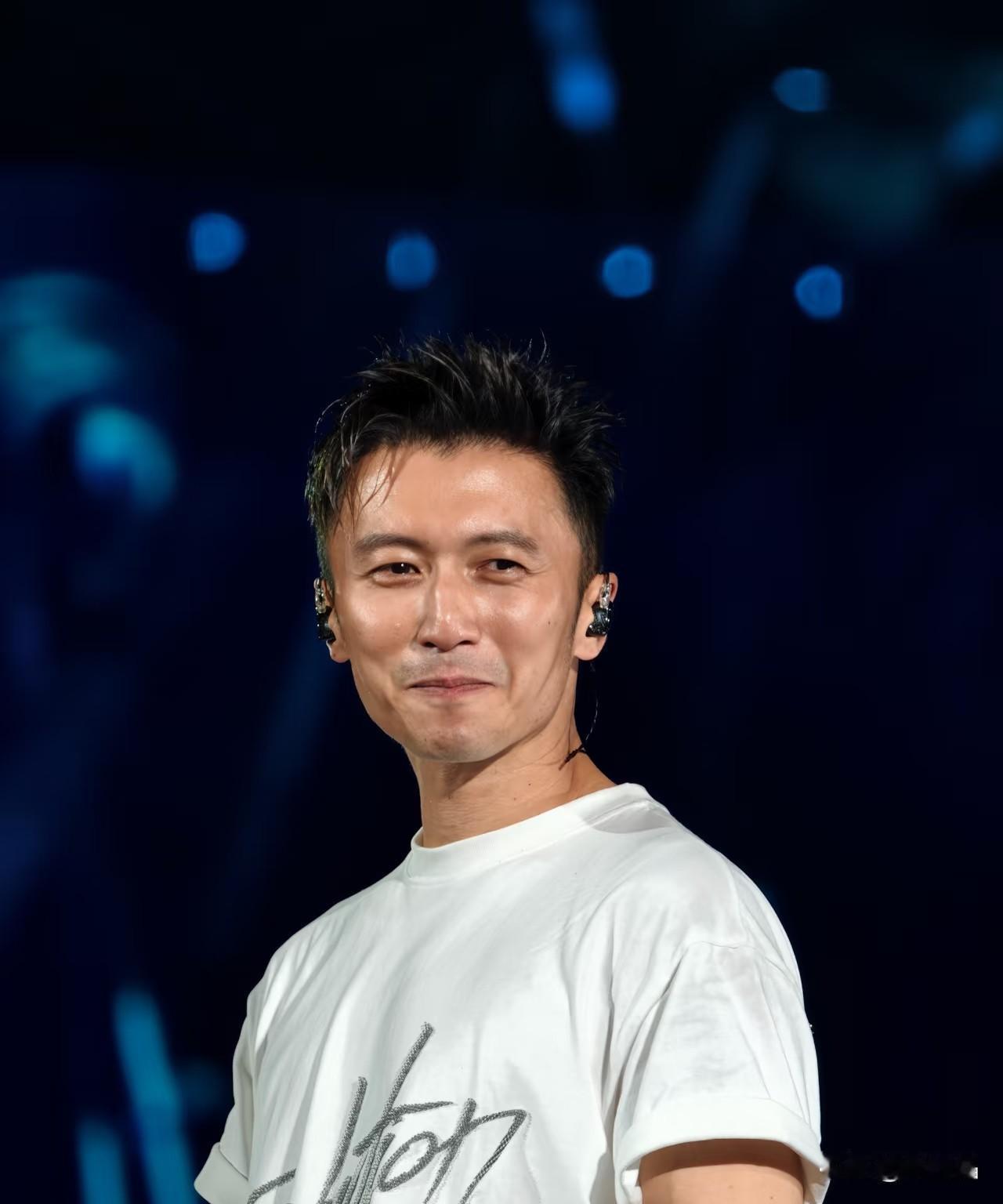 想不到谢霆锋那么爽的人生做歌手成功，做演员拿影帝，做厨师锋味香肠粽子曲奇饼大卖，