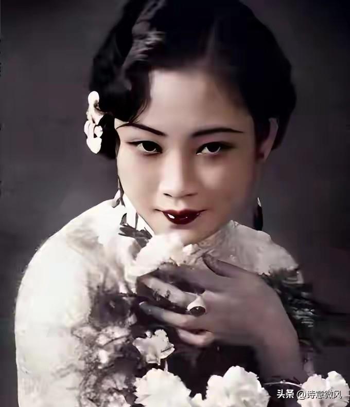 戴笠幽禁3年的胡蝶有多美，私房照略显微胖，但一颦一笑妩媚多姿。
 
提起胡蝶，绝