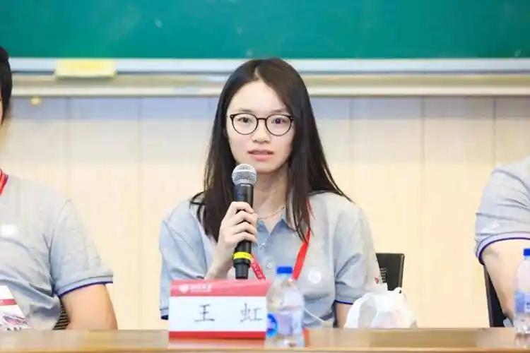 现在导师抢学生一作、争C位的新闻还少吗？直到看见王虹拿菲尔兹奖的这一幕，我才信学