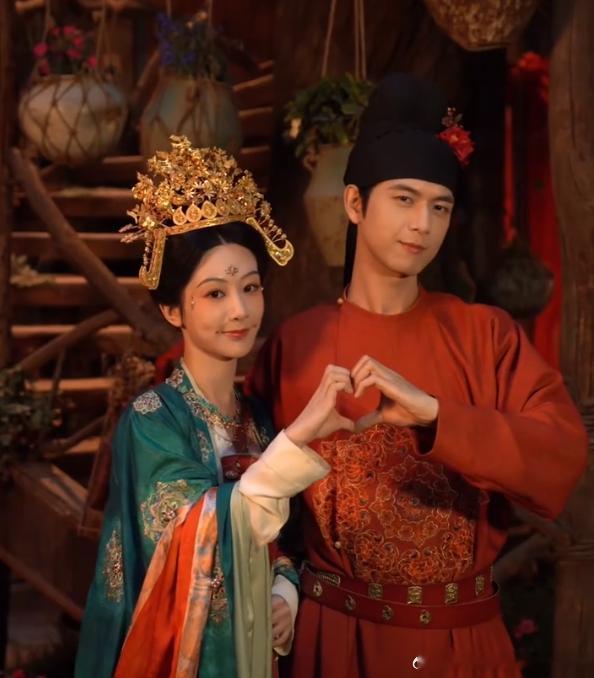 杨紫李现合体比心   杨紫李现比心合照  杨紫李现合体比心来啦，好甜呀纯元cp 