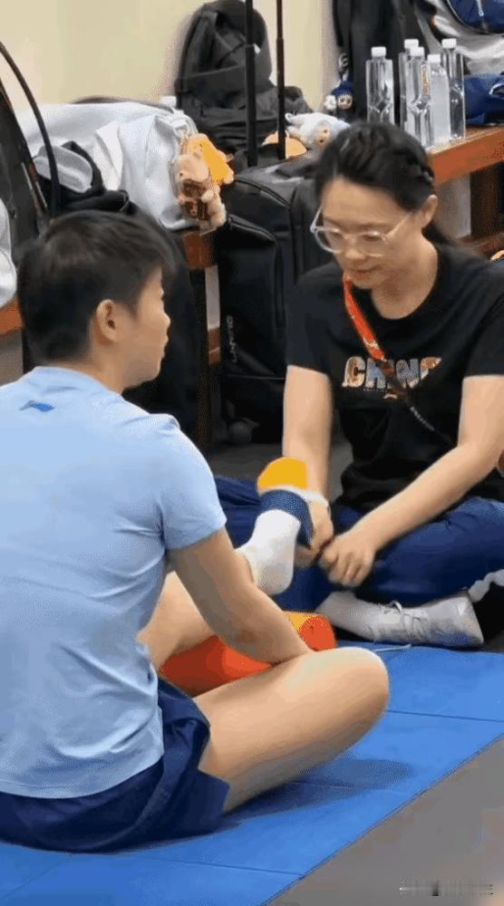 别开玩笑了。
堂堂世界第一，连双合脚的鞋都没有？左脚缠着创可贴，右脚光着脚穿拖