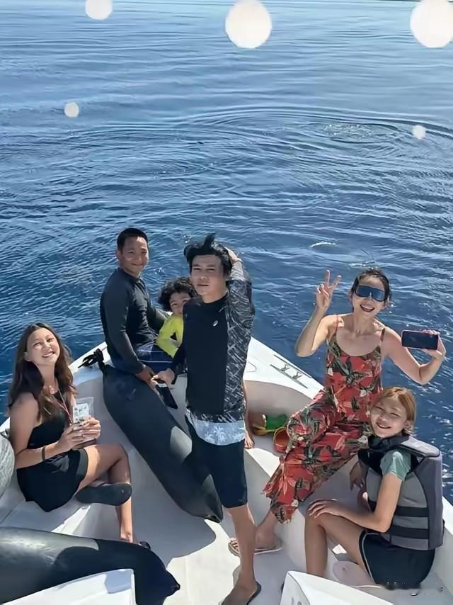 羡慕了！蔡少芬张晋一家五口马尔代夫度假，画面太甜了。大女儿15岁身高直逼175，