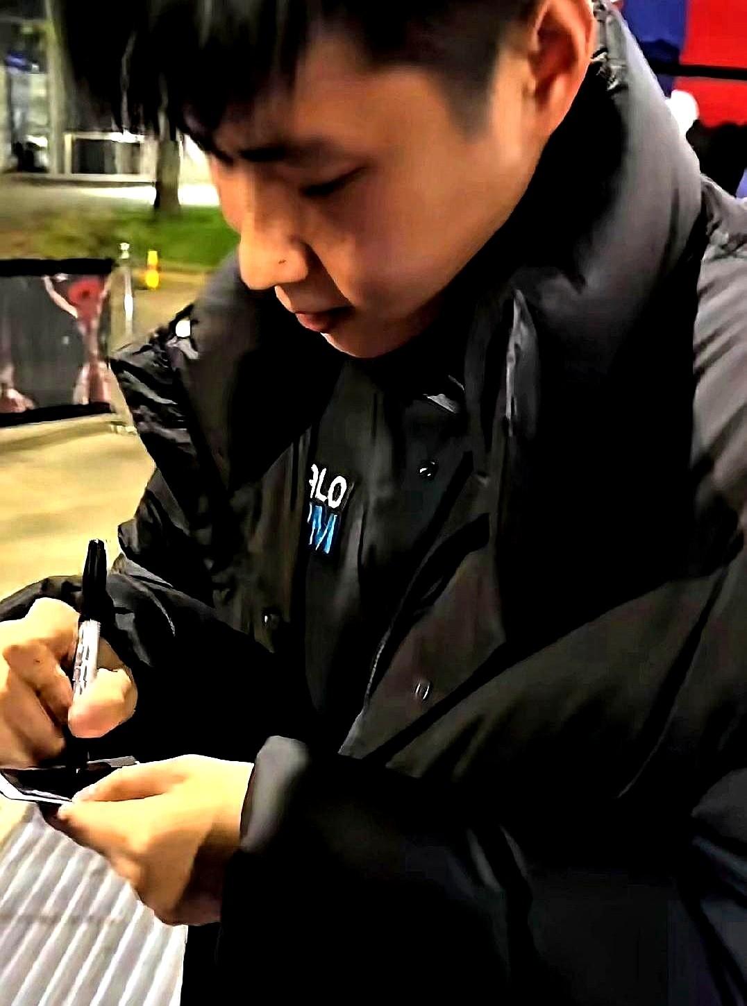 比赛一结束，他就输了，还是夺冠大热门。但他没走。

他站在赛场外的冷风里，一站就