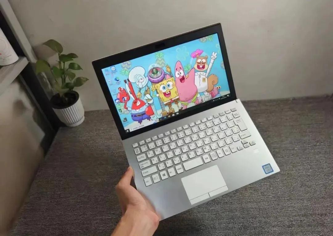 想买这台索尼11英寸洋垃圾，八代酷睿＋8G内存一千多块还行，关键是800克好轻便