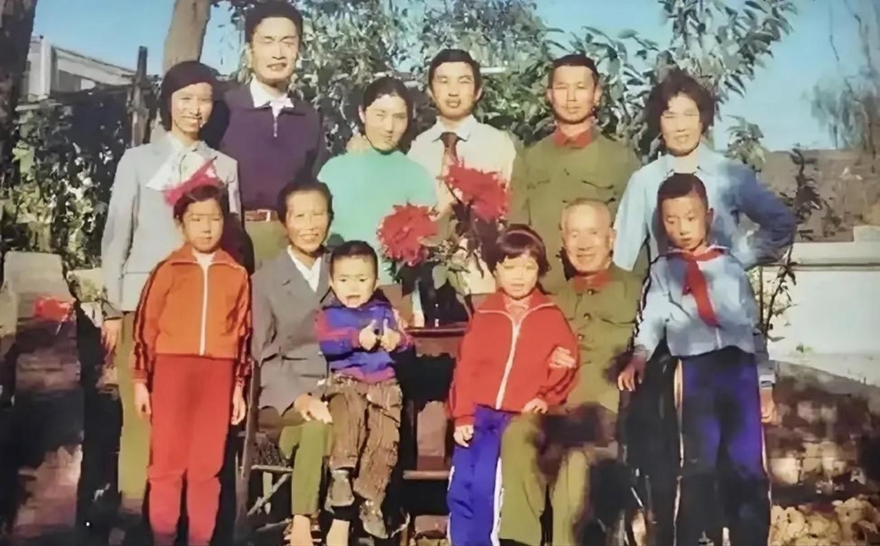 很多人只知道粟裕是战无不胜的开国第一大将，却很少见过他卸下戎装，作为家中长辈的模