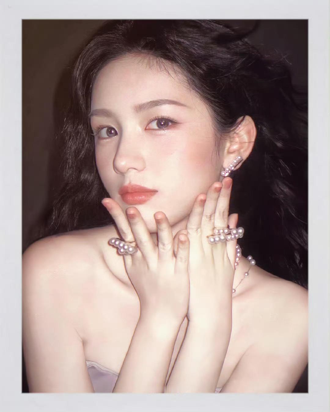 撕拉片赛道又诞生一张伟大的脸！周也美得不像人类💧cr.椿梨诗 ​​​