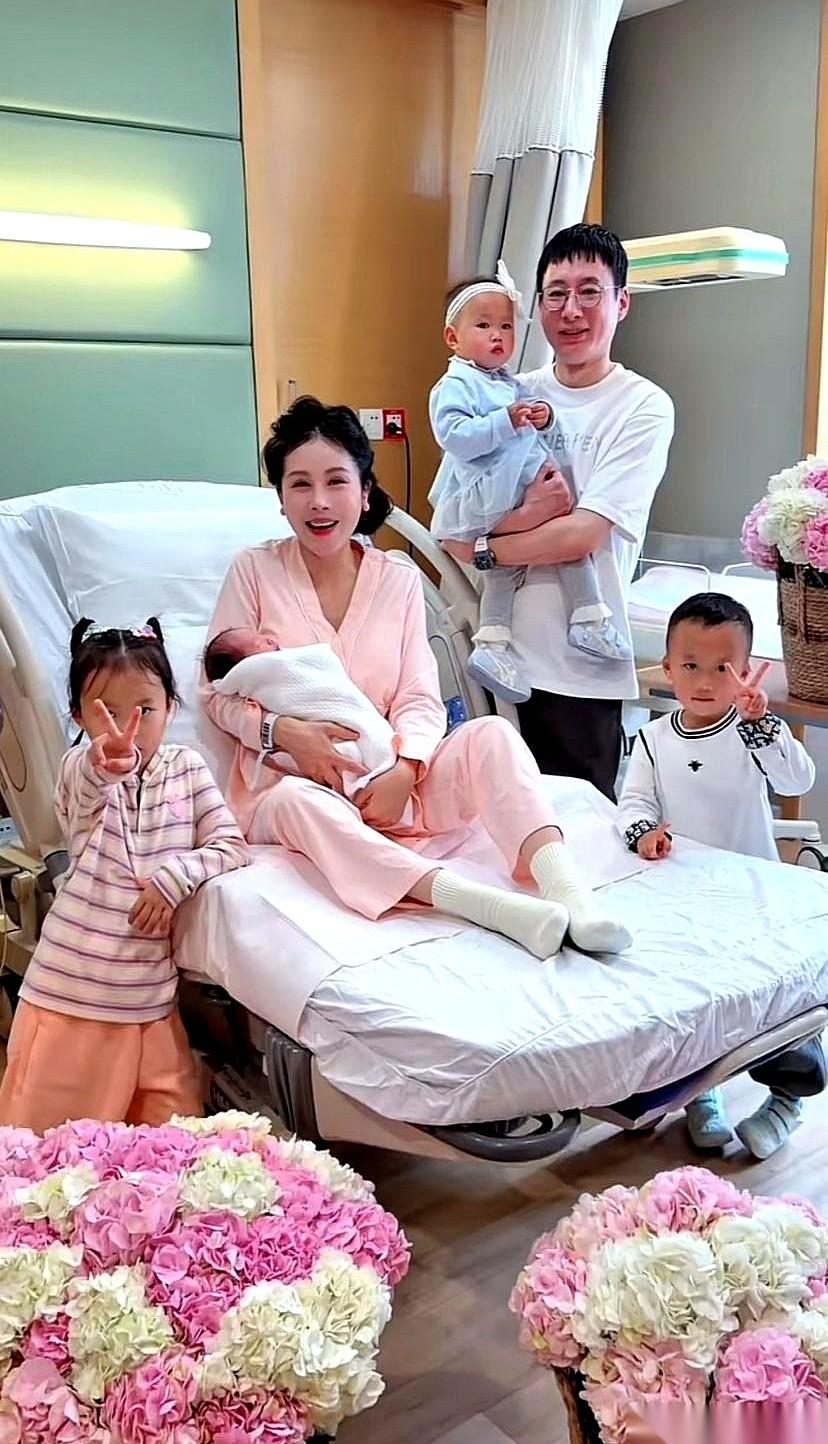 宋玉希那张产后第三天的六口全家福，就这么摆在那儿了。
姐姐哥哥们，第一次弯下腰，