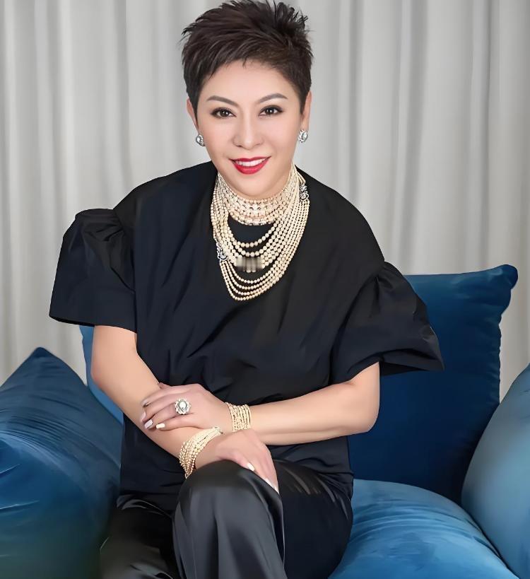 68岁向太称若子女敢移民美国、孙子孙女敢去美国读书，直接把钱捐了，一毛都不留。香