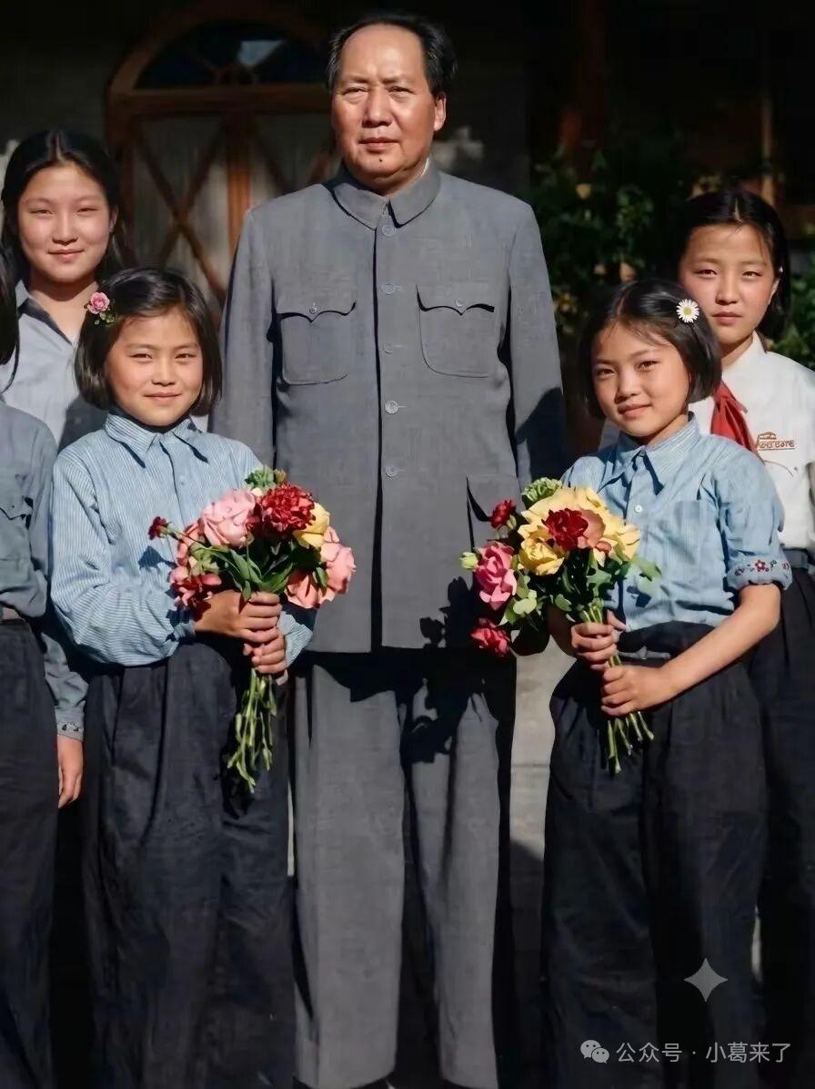 这张照片是毛主席在家里与女儿李敏的中学同学合影。