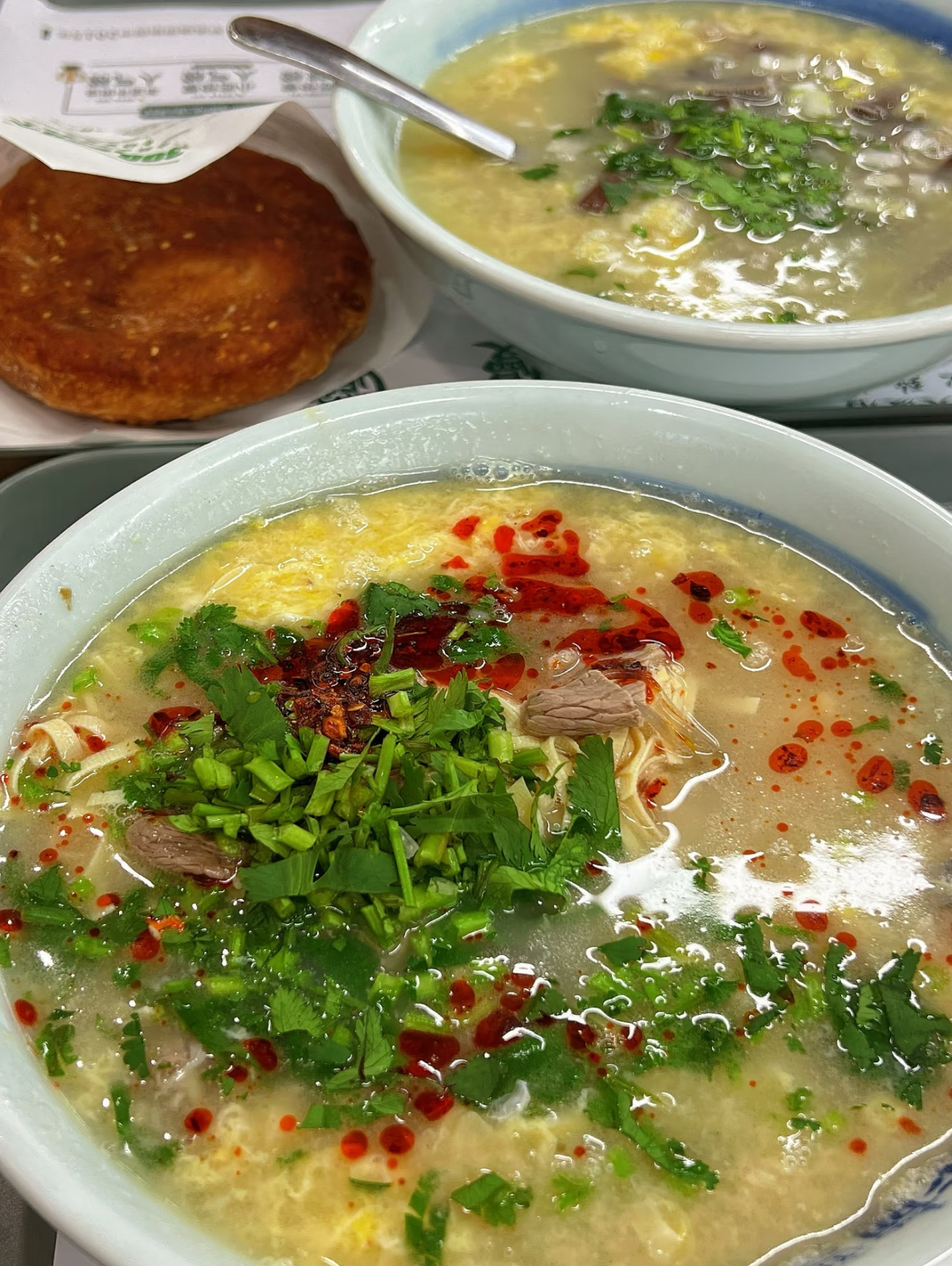 365天早餐不重样 早餐难题一键通关，今日顶配纯正羊汤配麻酱烧饼！醇厚羊汤鲜到跺