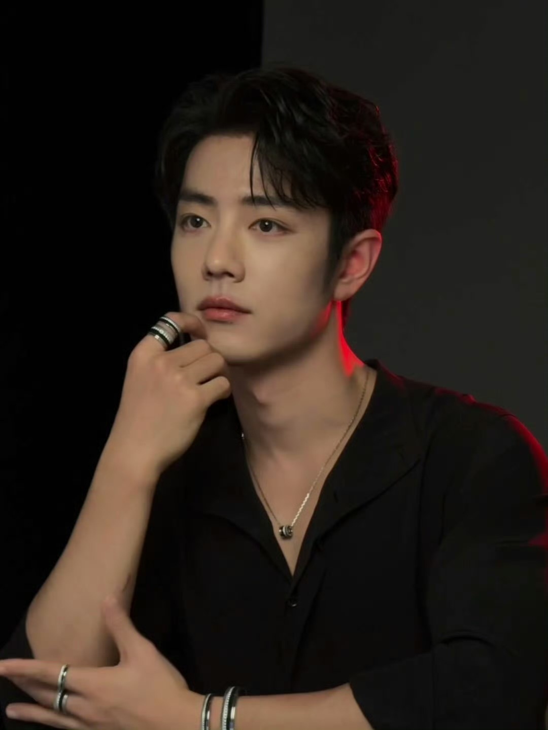 肖战超绝不经意把伤口挡住。 