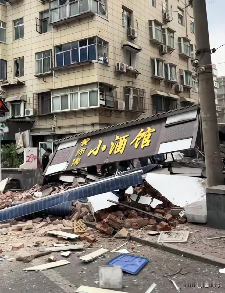 4月13日9点多济南顺河东街，黄师傅小酒馆，万万没想到，轰的一声特别响，有好多人