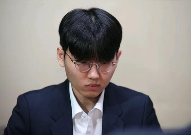 申真谞崔精持续韩国排行榜榜首
仲邑堇转会韩国首度进榜名列12




韩国职业棋
