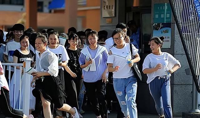 2020年高考，湖南考生兴奋冲出考场跳“一字马”，后来考了多少分
罗子欣出生在长
