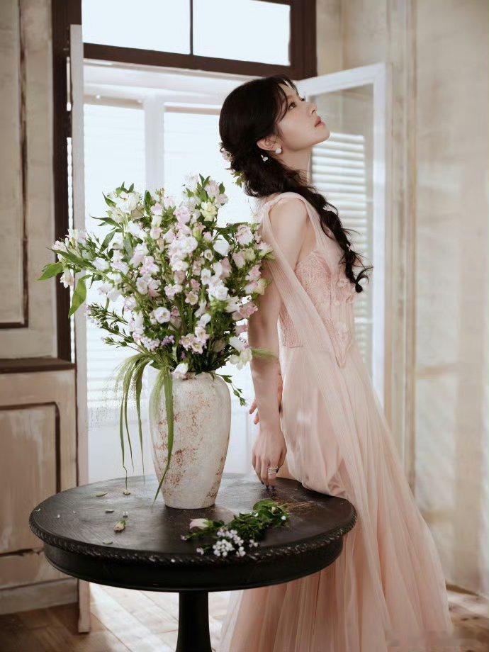 李兰迪线下美成这样了李兰迪线下路透美成这样了 线下生图尽显精致美貌，粉纱裙衬得人