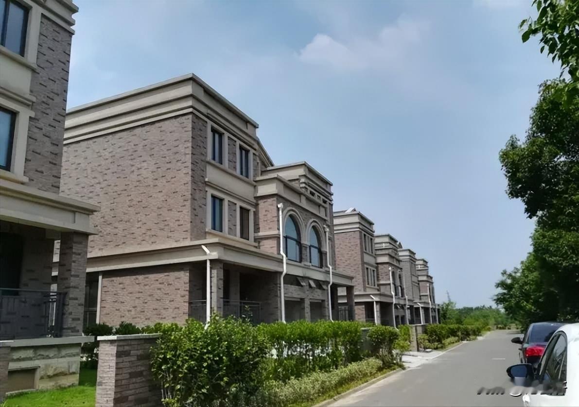 江苏，一男子花800万，买了一栋别墅，当天就签合同并付了全款，还拿到钥匙住了进去