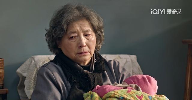 《生逢其时》女儿难产而死，姥姥要把患白化病的小外孙女抱回乡下送人。想要孙子的爷爷