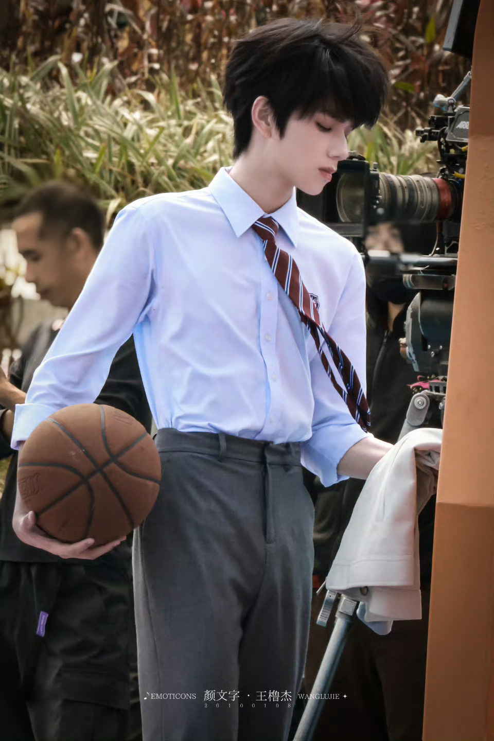 我上学的时候怎么没遇到王橹杰这样会打篮球的帅气学长王橹杰付彬言 王橹杰腿长到一步
