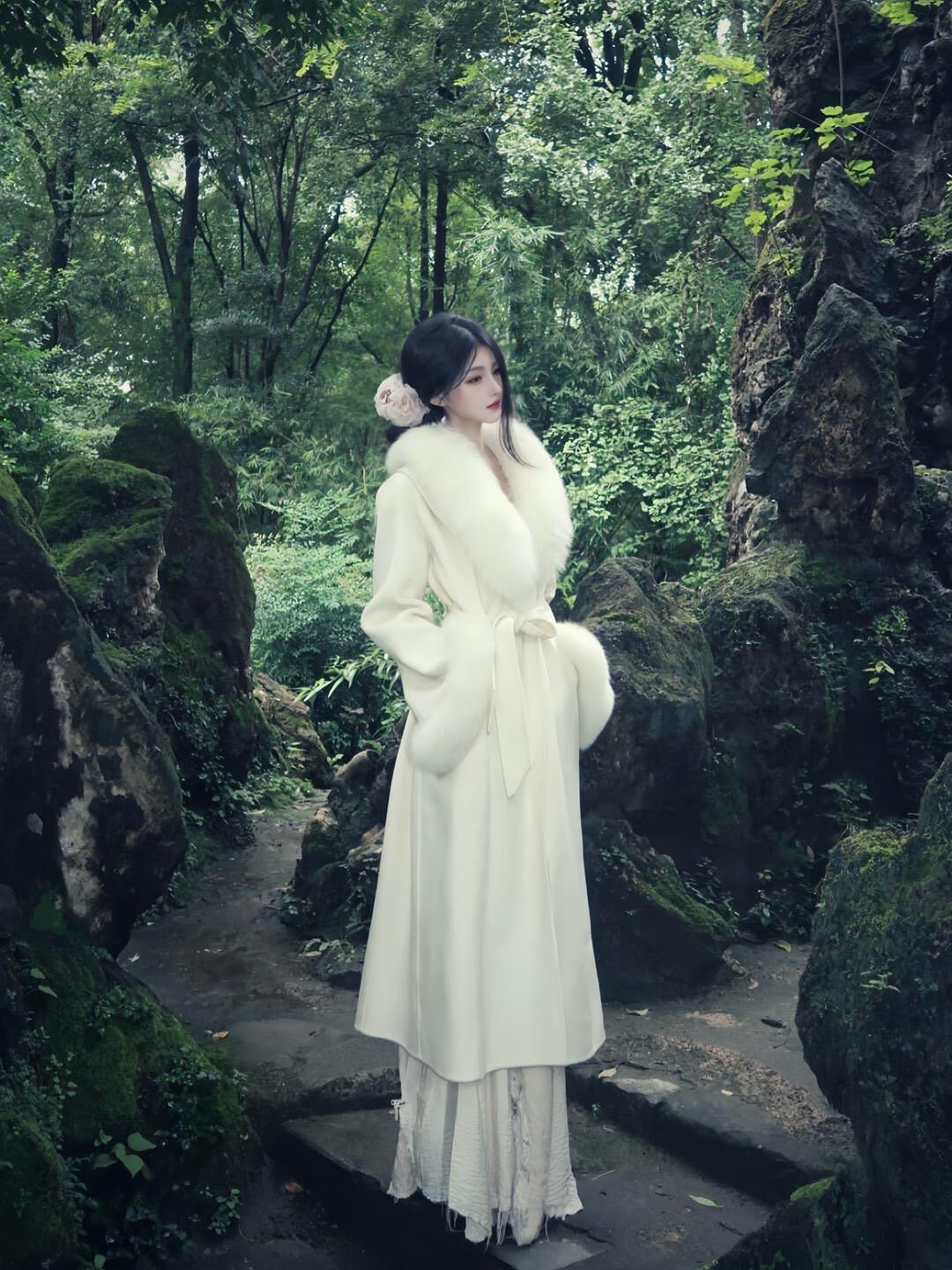 秋冬的温柔藏在大衣与长裙的碰撞里。深灰连帽大衣配白裙，清冷又疏离；棕咖斗篷搭丝绒