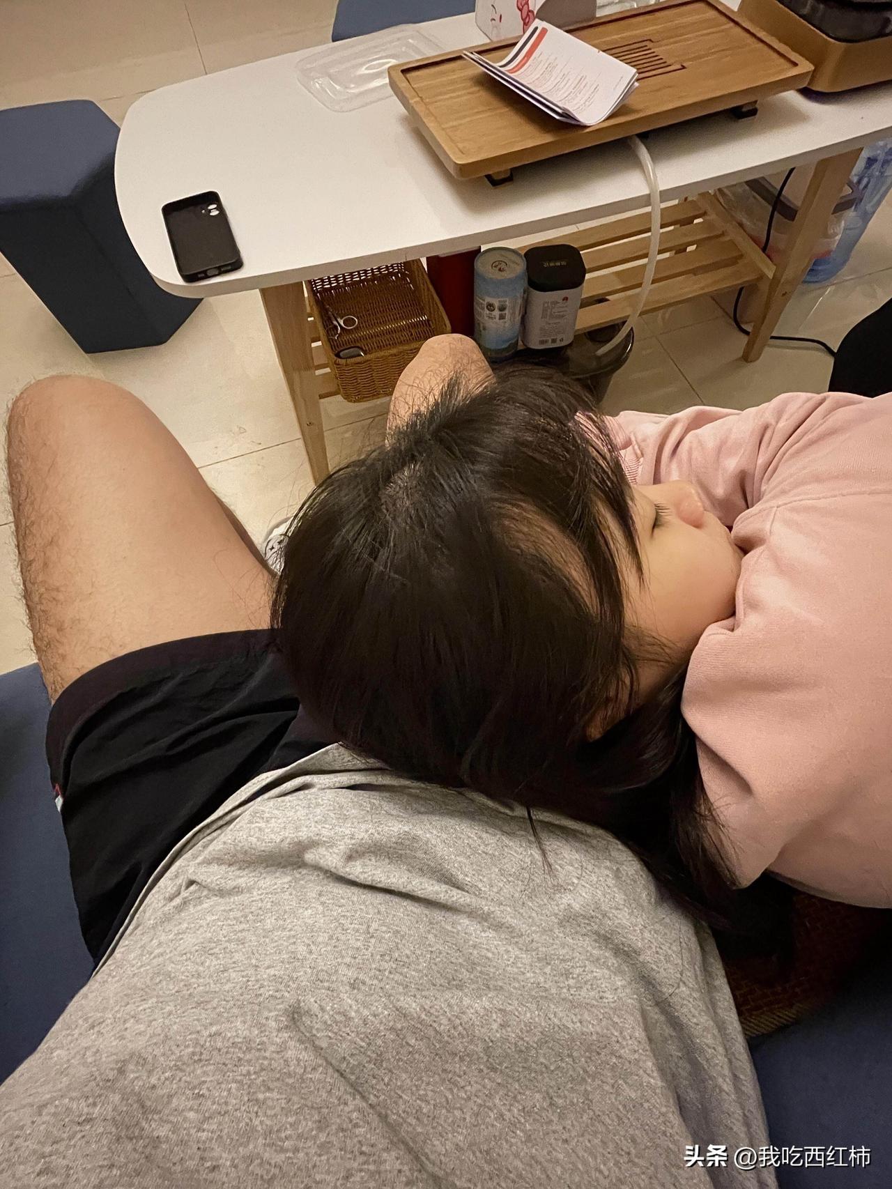 有时候真不相信女朋友已经是大人了！！😆
虽已踏入社会的女朋友看着还真像小宝宝啊