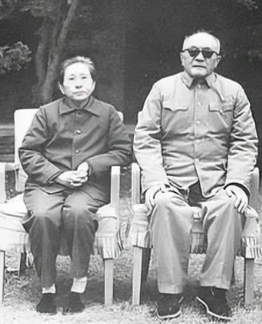 1952年，黄克诚的岳父，因贩卖鸦片被判了死刑，行刑前，黄克诚找到负责案子的干部