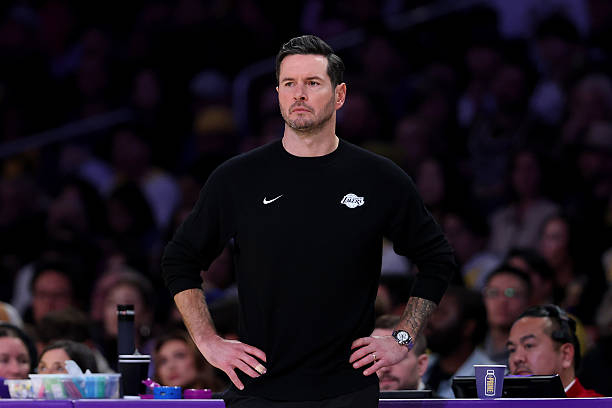 优秀的教练能放大球队的优点隐藏球队的弱点，但湖人的恰恰相反。