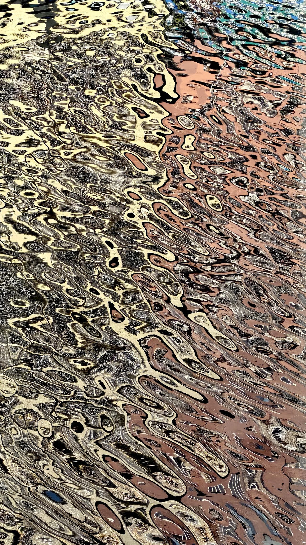 近日，尝试拍摄水波纹，起风了就外出，漫步在河畔边寻找光与影的交织，尽致表现流体的