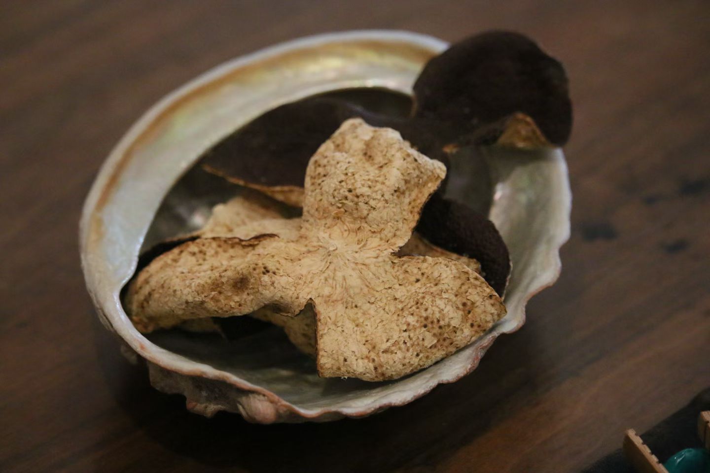 品茶赏器交友  心清茶自净，心浊味自空。茶汤染了杂尘，便失山野本味；人心蒙了私欲