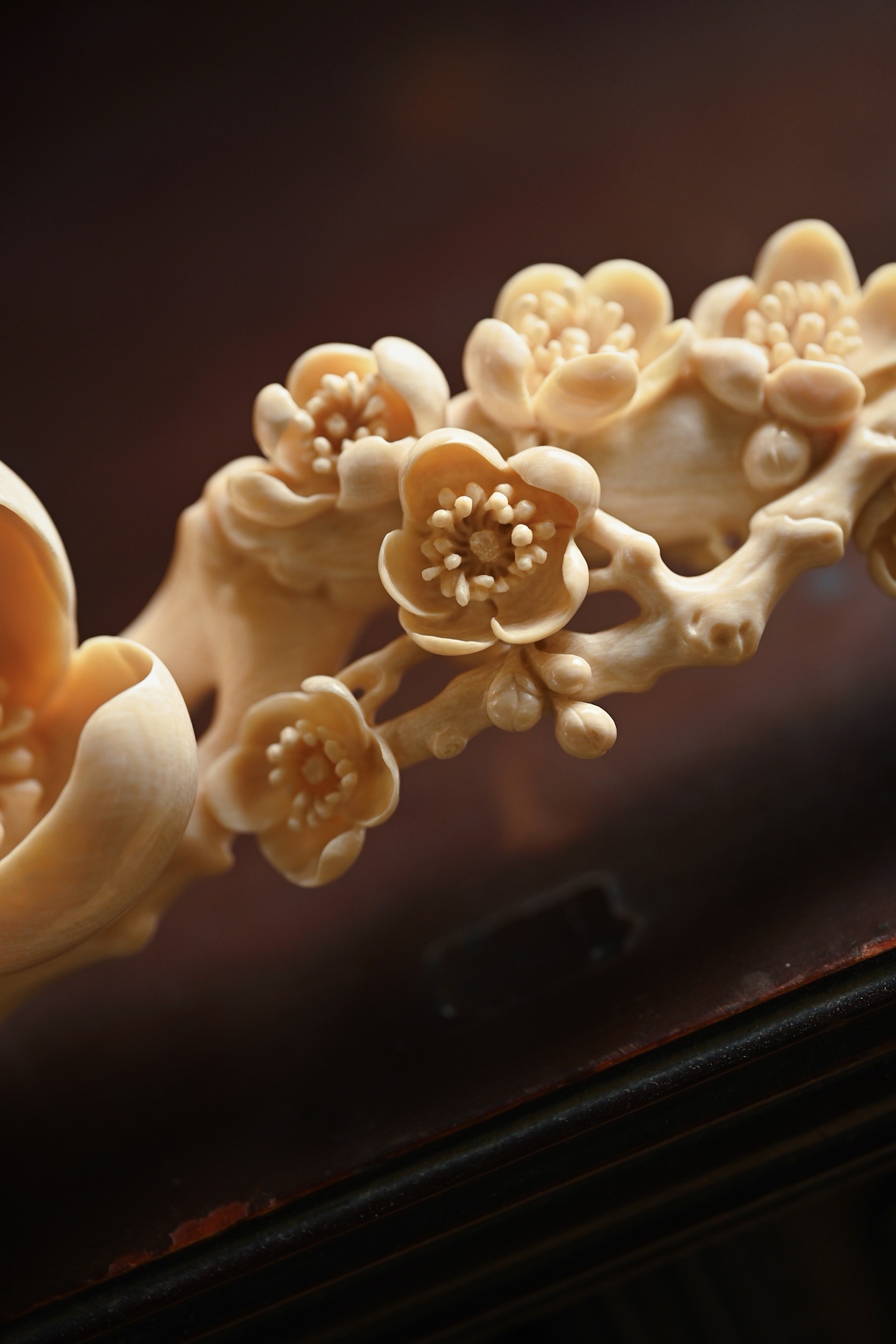 猛犸 | 青梅入梦 如意摆件随形取势，如意首雕刻盛放梅花，瓣脉纤毫毕现，花蕊层层