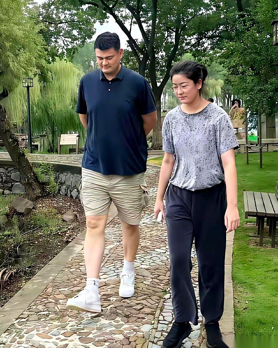 姚明和他闺女姚沁蕾，一大一小，就这么在公园里溜达。
一晃眼，闺女都快1米9了，站