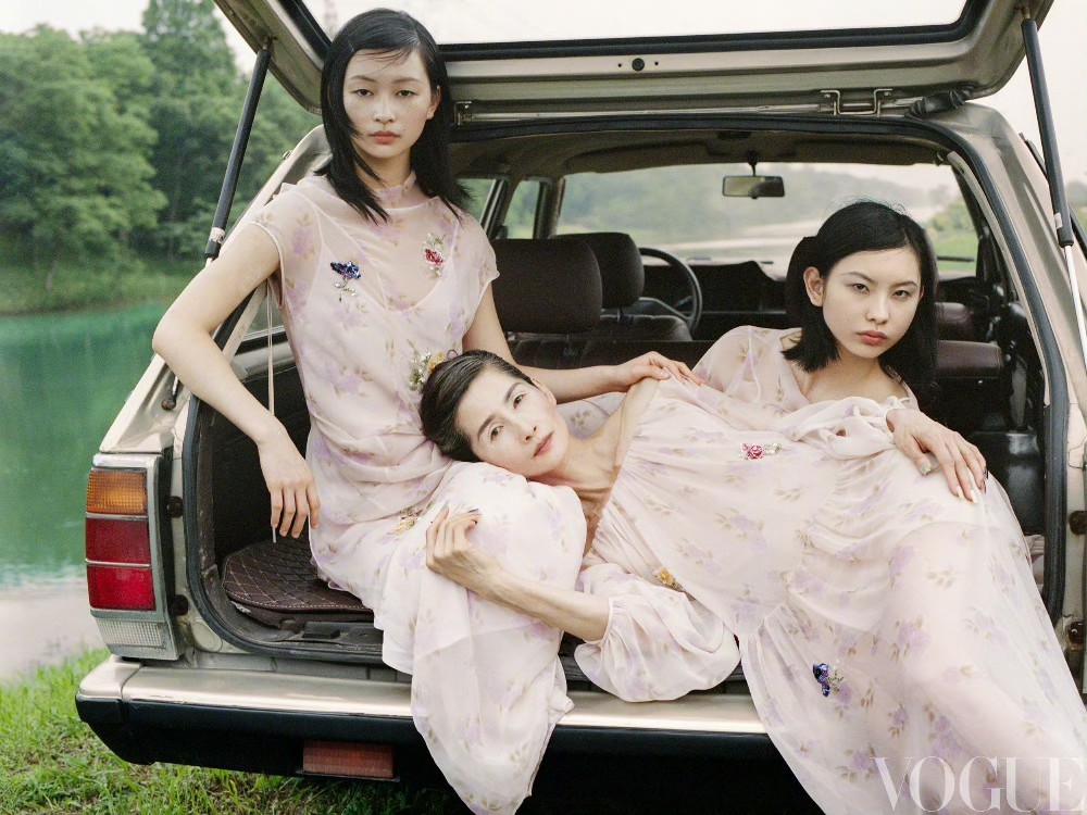 曾宝珍与两个女儿一起拍了VOGUE大片VOGUE七月号 摄影：摄影：Kin Ch