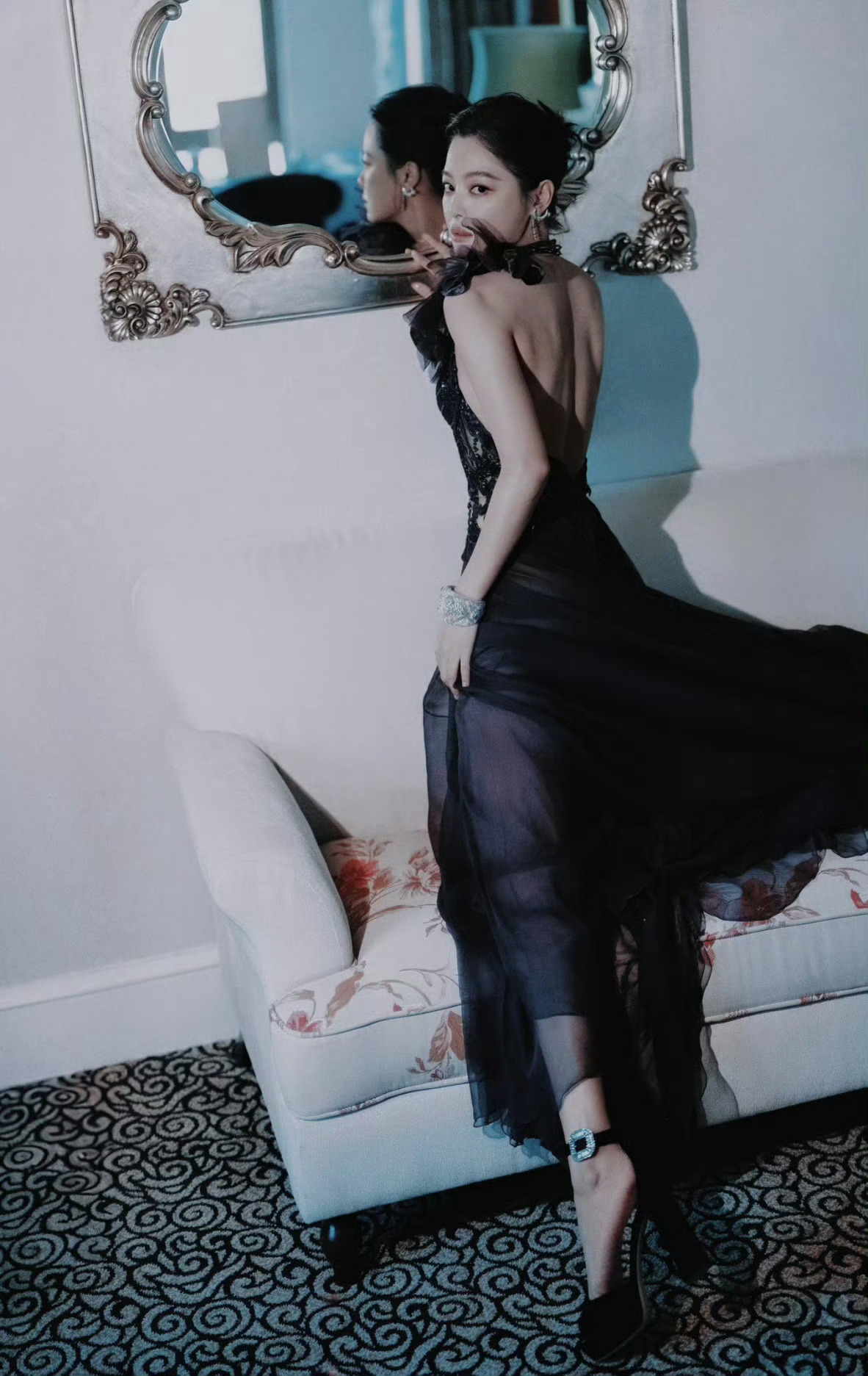 威尼斯影后辛芷蕾身穿Elie Saab2024秋冬高定亮相金鸡奖红毯，网传她今晚