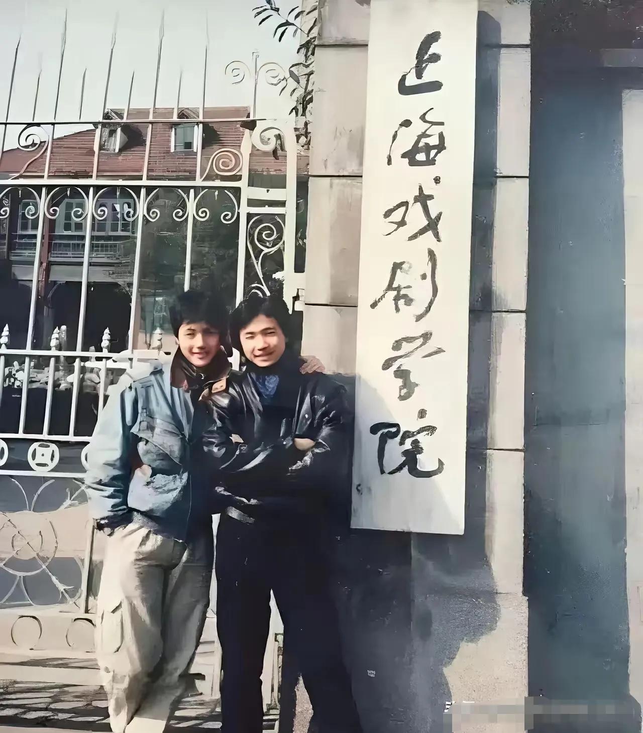 当年戏剧学院的两个毛头小伙子，都成为后来的明星，大家认出来他们是谁了吗？有一位脱