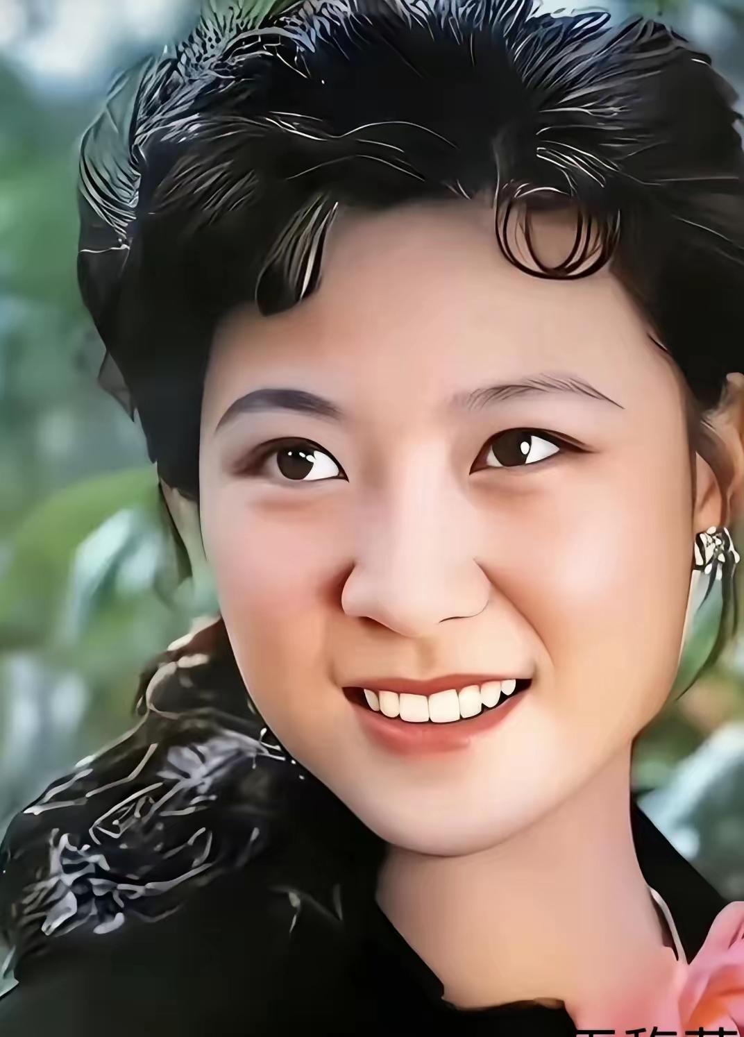 她，1949 年生于江苏徐州，国家一级演员，毕业于江苏省戏曲学校，以《金光大道》