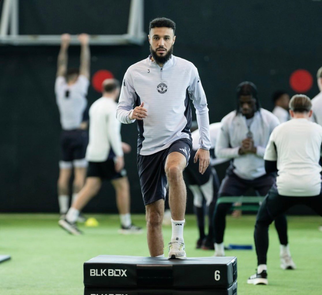 马兹拉维回归参加备战维拉的训练。曼联曼联vs阿斯顿维拉