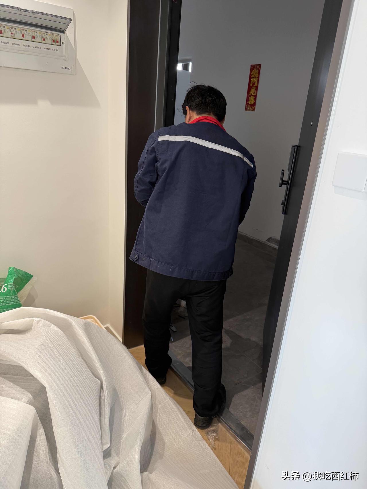 网购智能锁安装一定要一直盯着
我是在多多上买的智能锁
然后下单的时候是包含师傅安