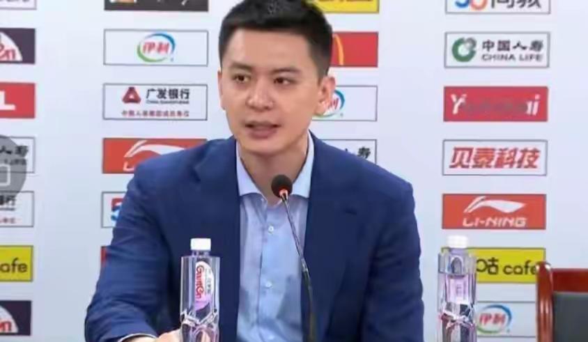 这两天CBA最重磅的消息，
就是辽宁男篮的主帅杨明辞职了，
注意了呀，是自我辞职