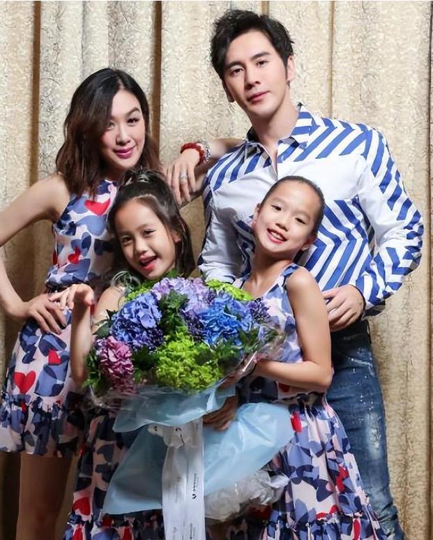 2015年，张伦硕认识钟丽缇时，无房无车，存款只有5万，在北京租房住，钟丽缇虽然