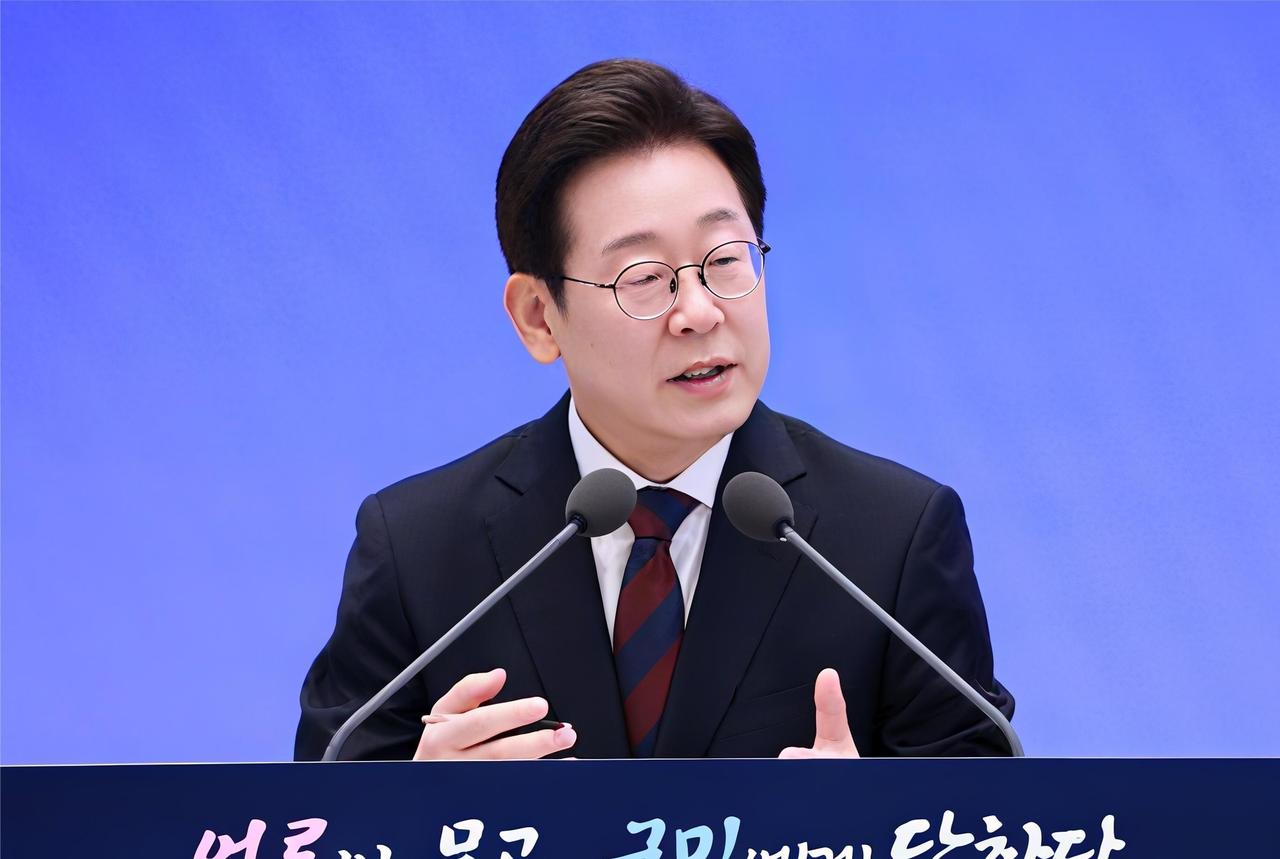 中国大力发展新能源经济，大力推广新能源汽车。并且在国内大规模的植树造林，进行环境