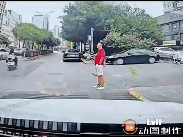 笑不活了！报应这么快就来了
   一车子打着右转灯转弯，一红衣男子要过马路，由于