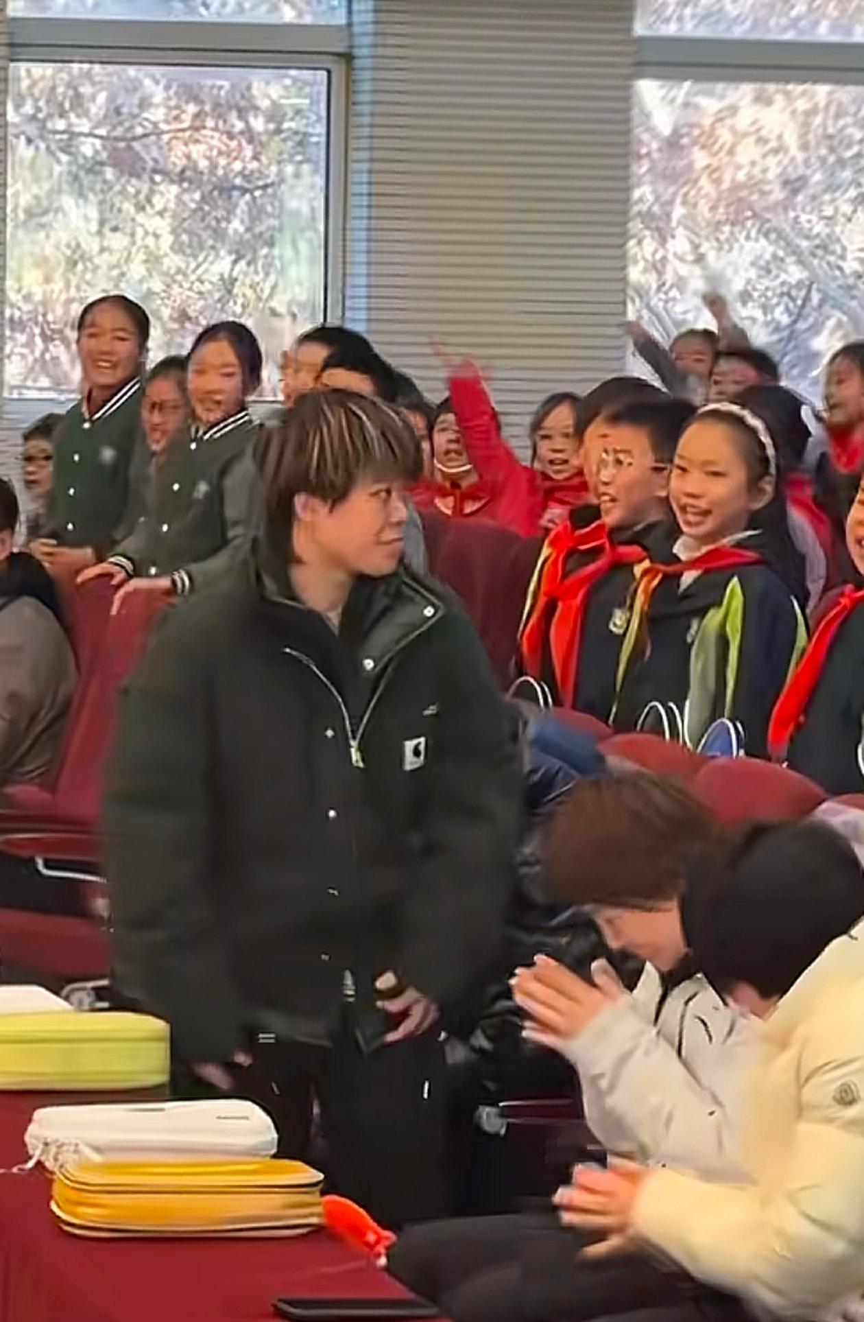 能让王艺迪社死的场面不多，这绝对算一个！
      王艺迪带队，带领蒯曼、钱天