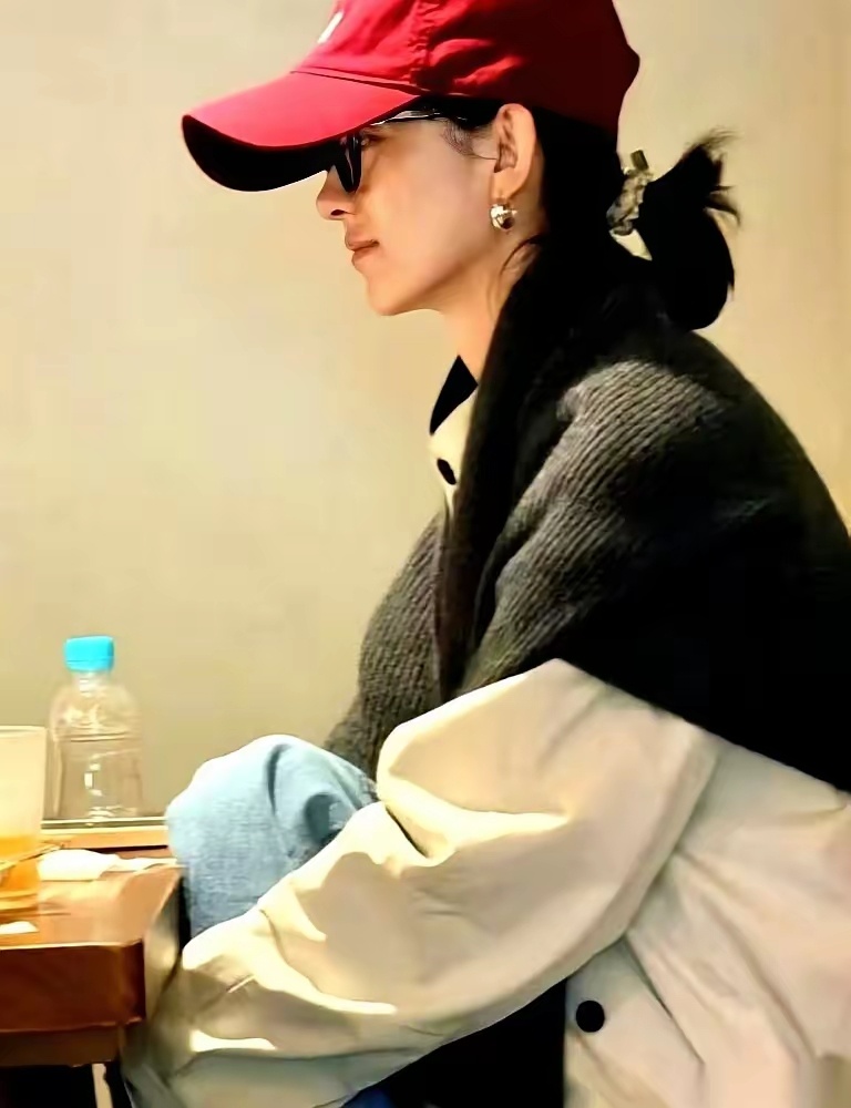 赵丽颖安安静静坐俩小时，脸上一点粉底都没擦，太真实了 