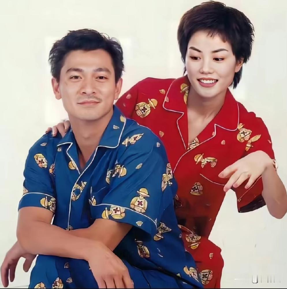 1996年，刘德华和王菲拍摄睡衣广告时，一张罕见的合影。他们当年都是风华正茂，现