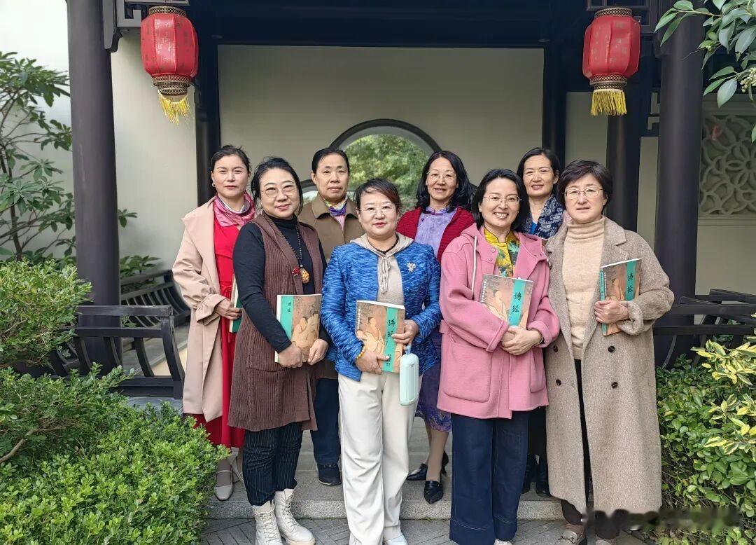 在银行系统工作了30多年，终于退休了。

从以前的忙忙碌碌，到全天一下子空闲下来