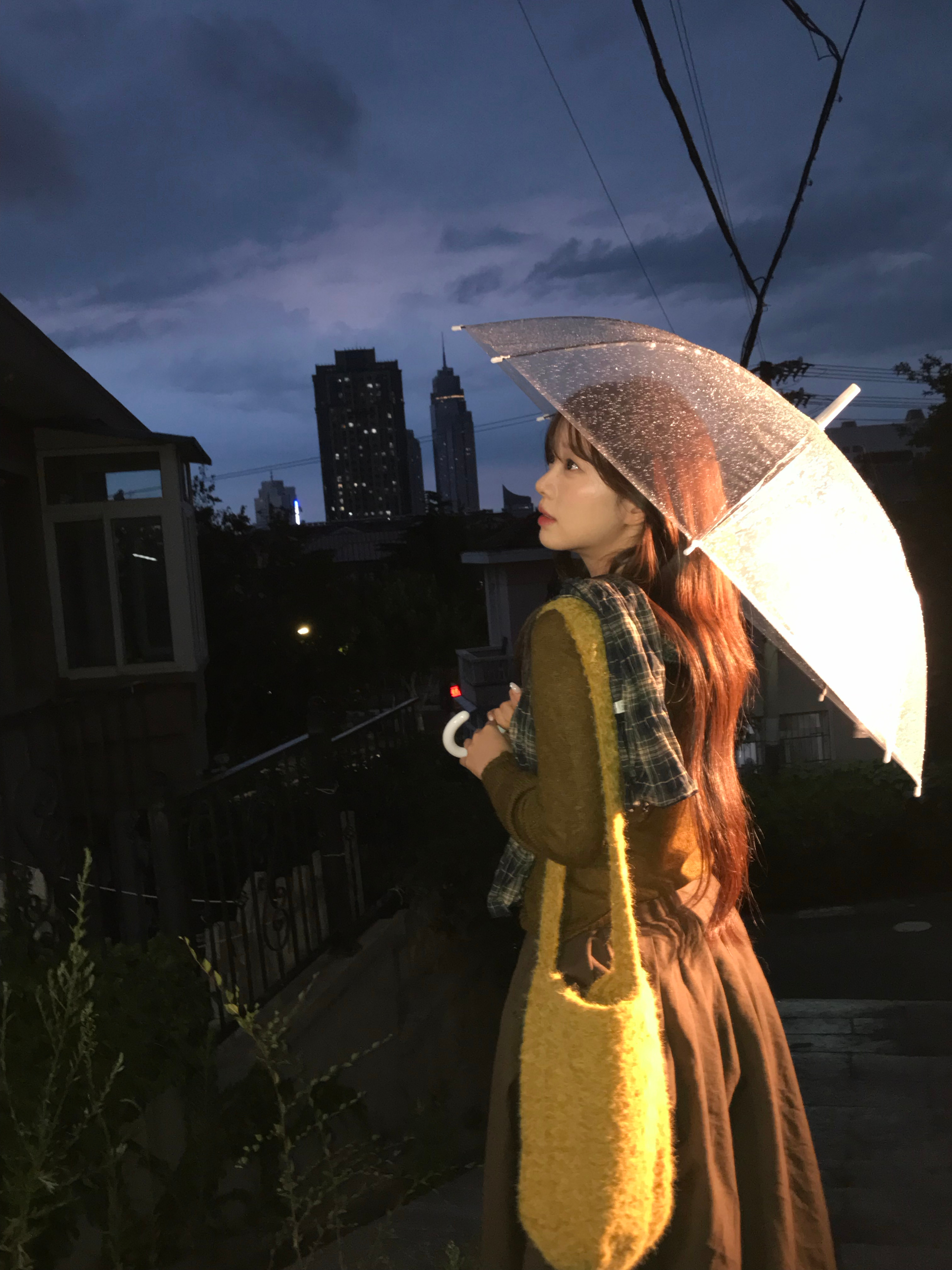 小谷小桉给我拍的雨天手机！！都不用修了 又全是左脸 ​​​