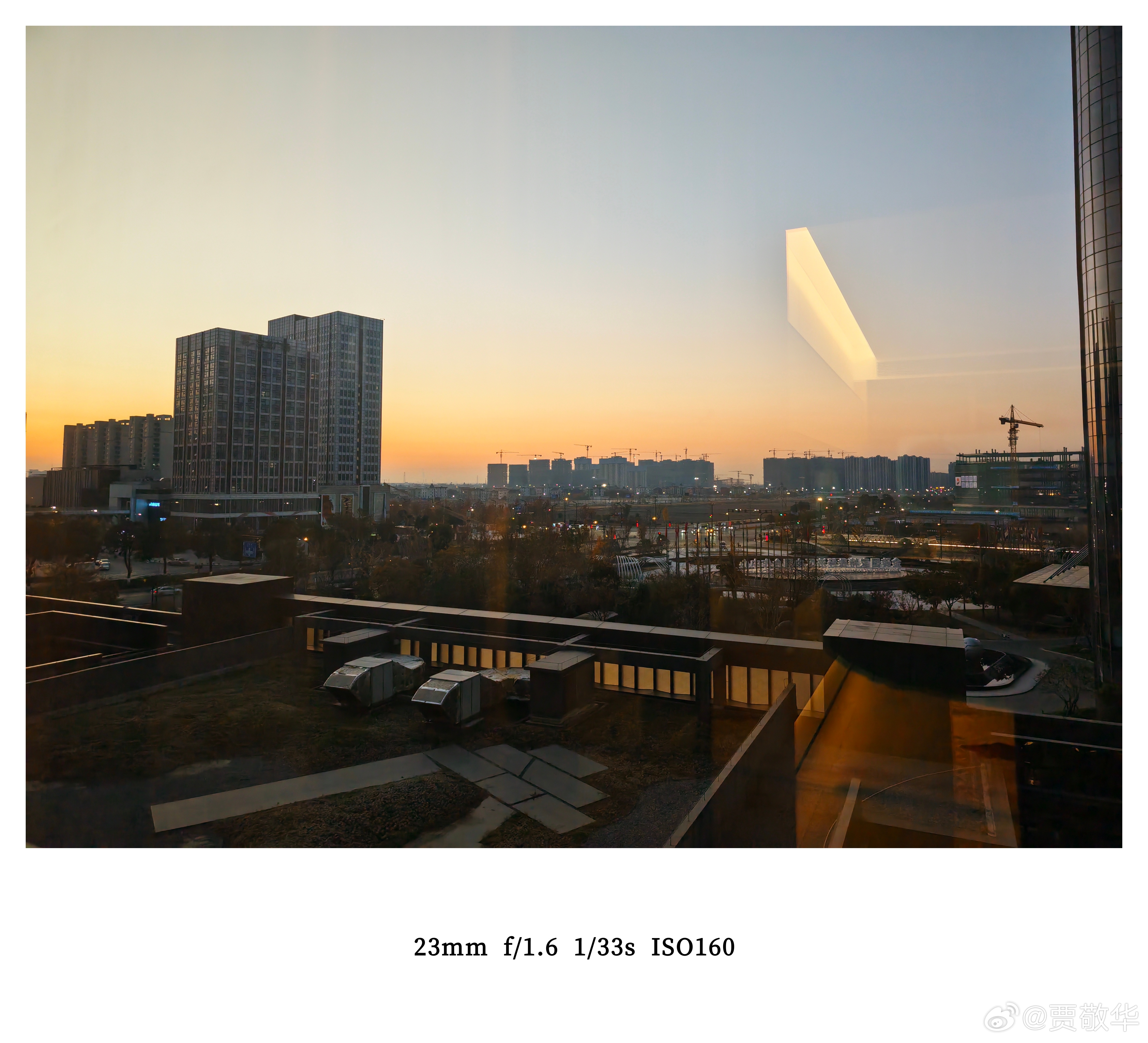 #每天早起打卡# 早上好啊，老铁们，杭州的天刚亮，我已经起床了。收拾一下，回家。