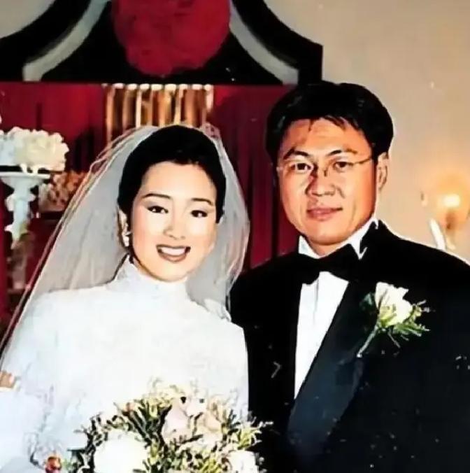 最好的婚姻，是彼此“看不见”。
73岁的法国丈夫正在全球巡演。
巩俐在威尼斯，为