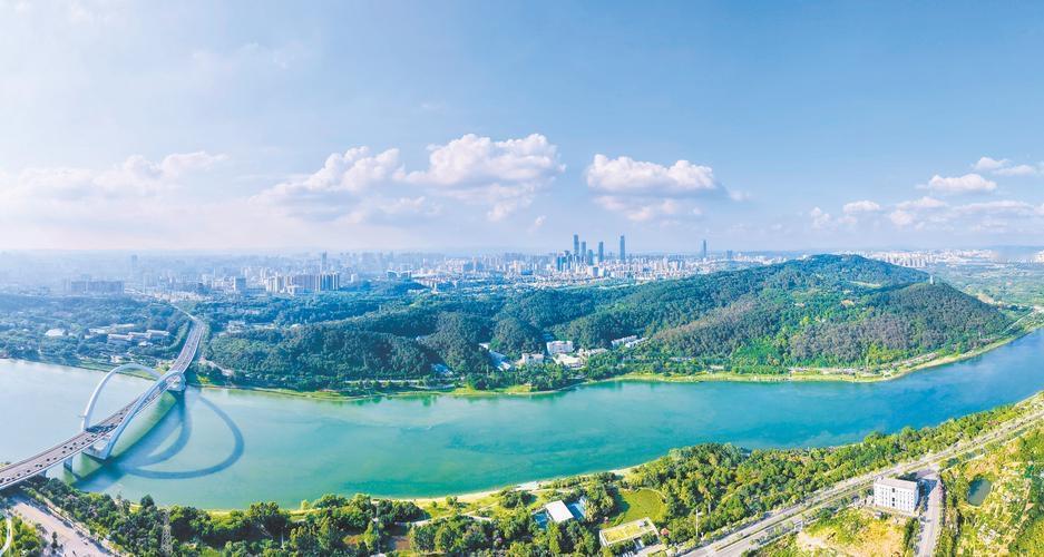 两岸关系改善对台湾青年来说，是发展机遇、认知修正与身份认同的三重正向赋能。
• 