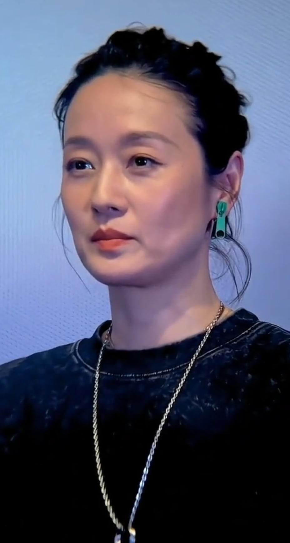 马伊俐太有个性了，竟然把拉链当耳环戴。